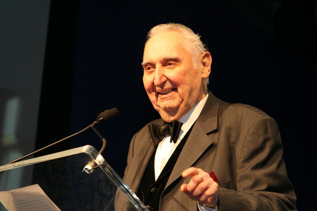Presenter Fyvush Finkel
