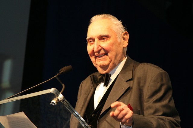 Presenter Fyvush Finkel